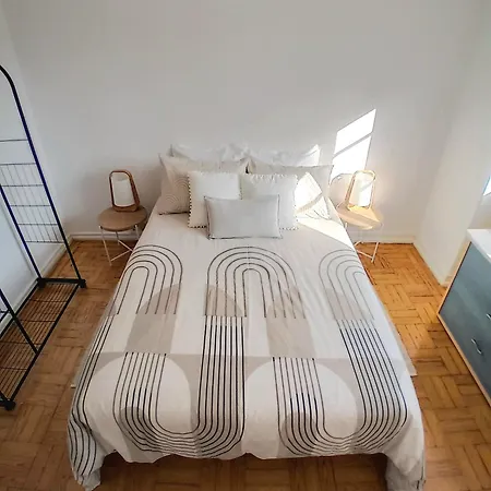 Quarto Duplo Baixa De Junto A Estacao Ferroviaria